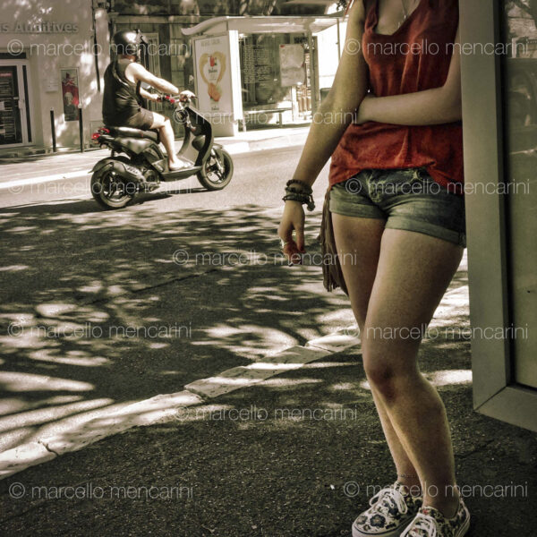 Ragazza che aspetta l'autobus